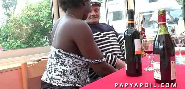  Papy baise une bonne black avec son jeune pote qui lui la sodomise grave
